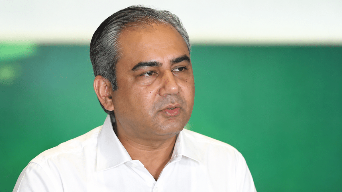Naqvi cricket portrait, right-side angle.
